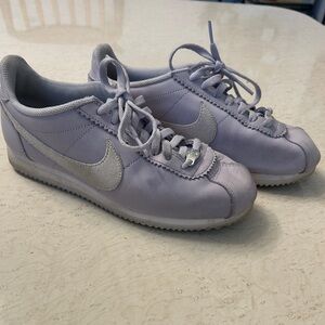 Nike Lavender Low-Top Sneakers with Silver Swoosh